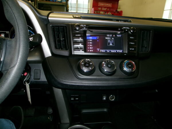2017 TOYOTA RAV4 LE - Image 8